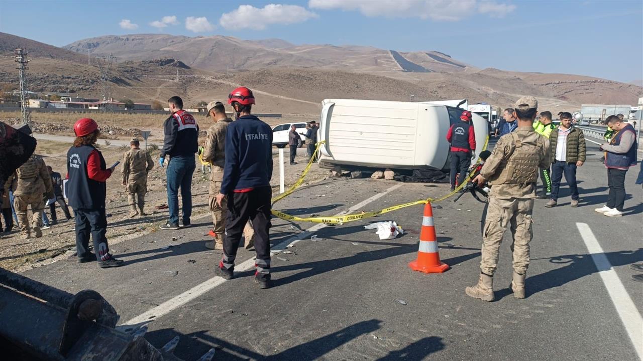 Ağrı Doğubayazıt'ta Otomobil ve Minibüs Çarpıştı: 1 Ölü, 2 Yaralı
