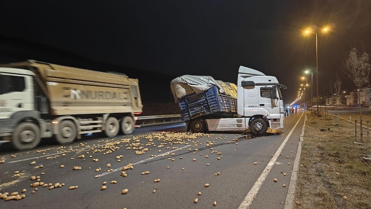 Kayseri Melikgazi'de Rampadan İnen Tır Yola Patates Saçtı
