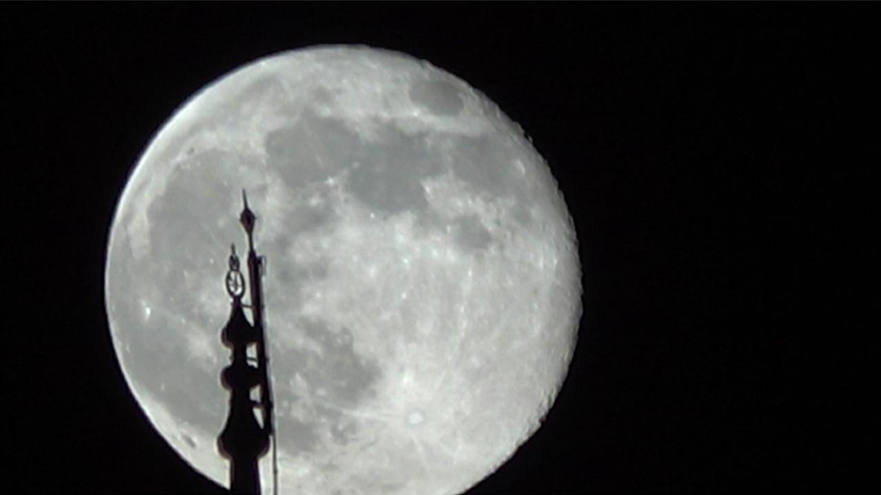 Van'da Gece Gökyüzünde Şişkin Ay Işıldadı
