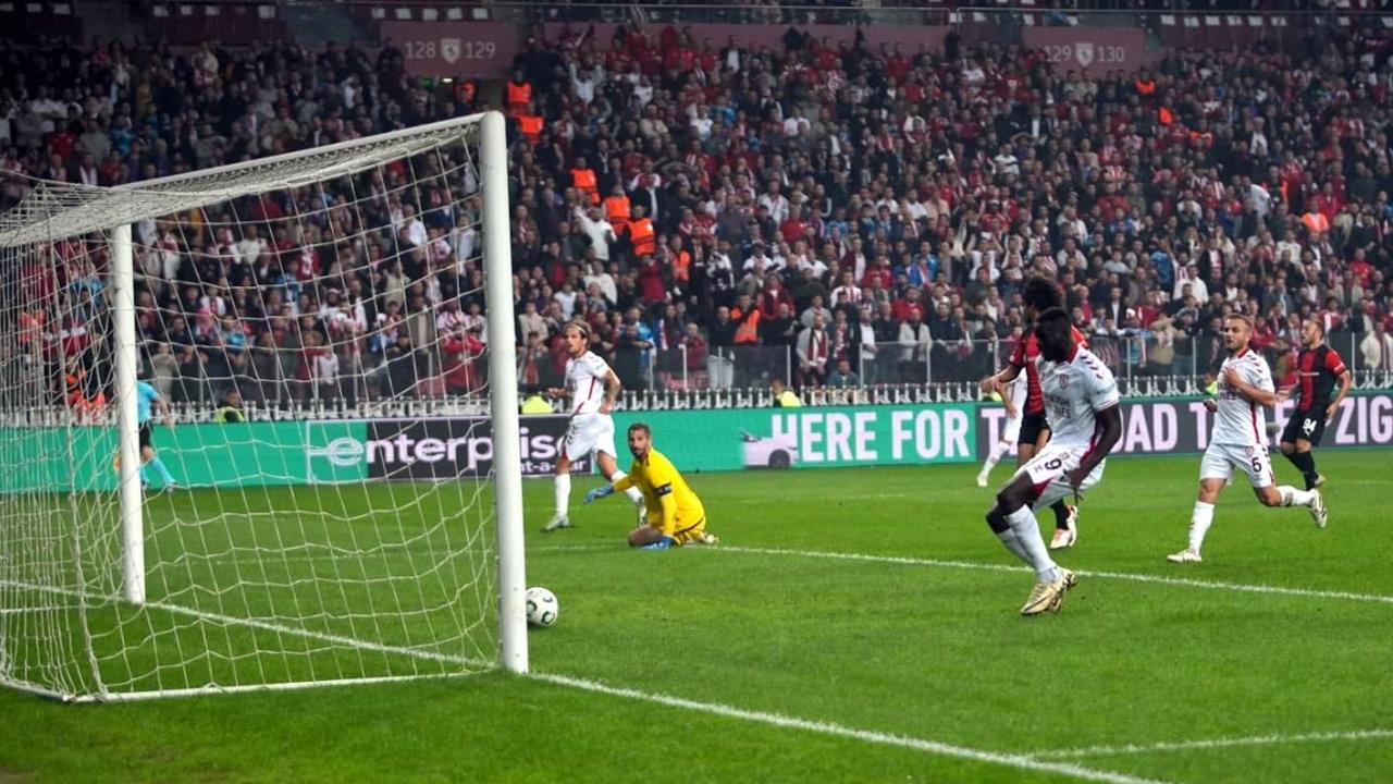 Samsunspor, Hamrun ile oynadığı UEFA Konferans Ligi maçında ilk yarıyı 1-0 önde kapattı.