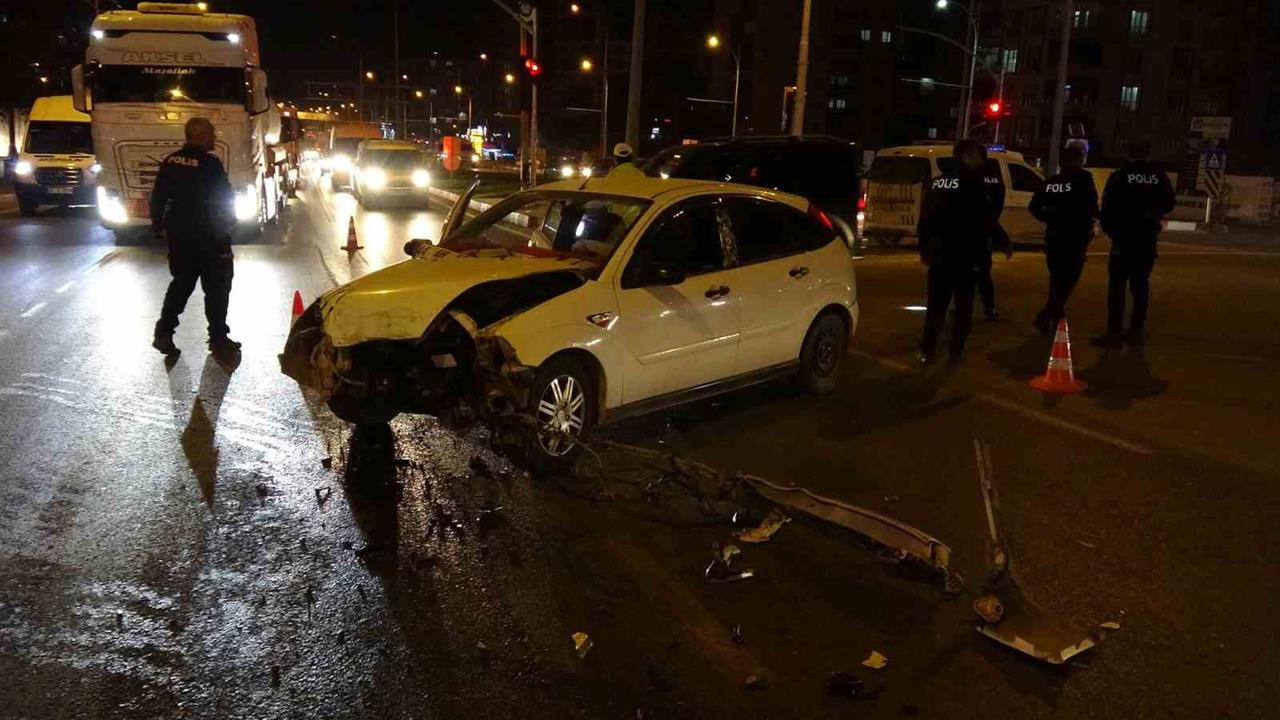 Malatya'da İki Otomobilin Çarpışması Sonucu 3 Kişi Yaralandı