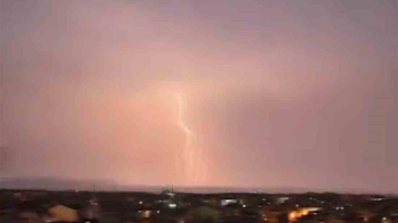 Bursa Karacabey'de Akşam Saatlerinde Şimşekler Geceyi Aydınlattı