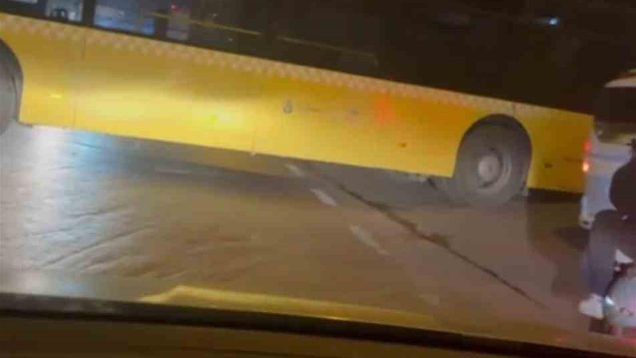 İstanbul Ataşehir'de Dönüş Yapan Otobüs Yolda Sıkıştı