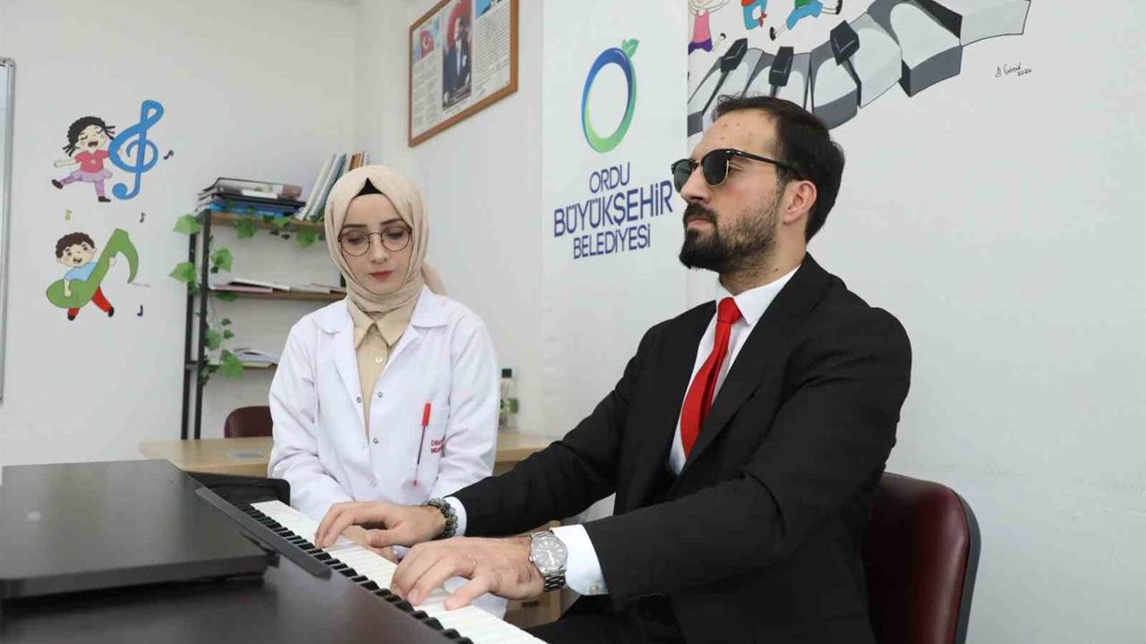 Ordu Fatsa'da Görme Engelli Kemal Çoban, Piyano Kursu ile Başarı Elde Etti