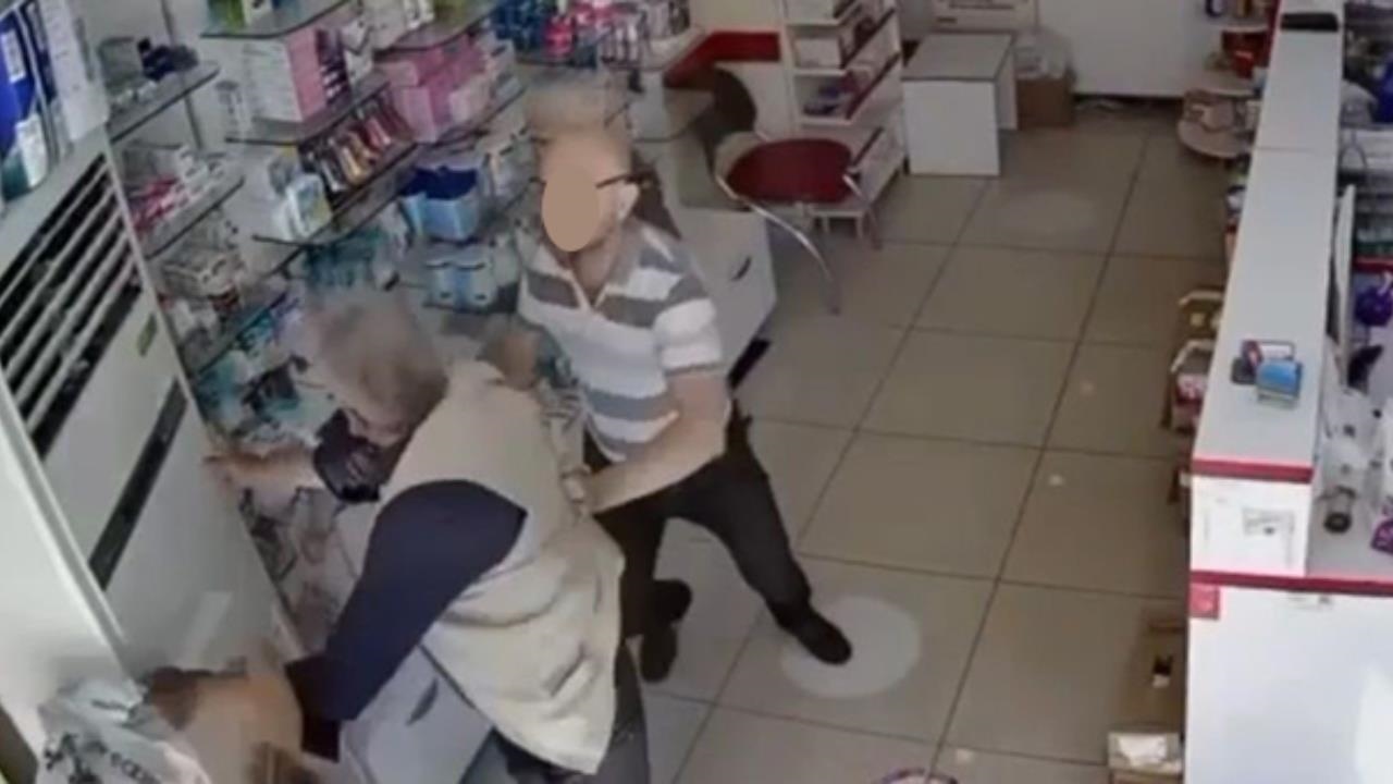Erdemli’de Eczane Skandalında Flaş Gelişme: Yaşlı Adamı İten Kalfayı Eczane İşten Attı!