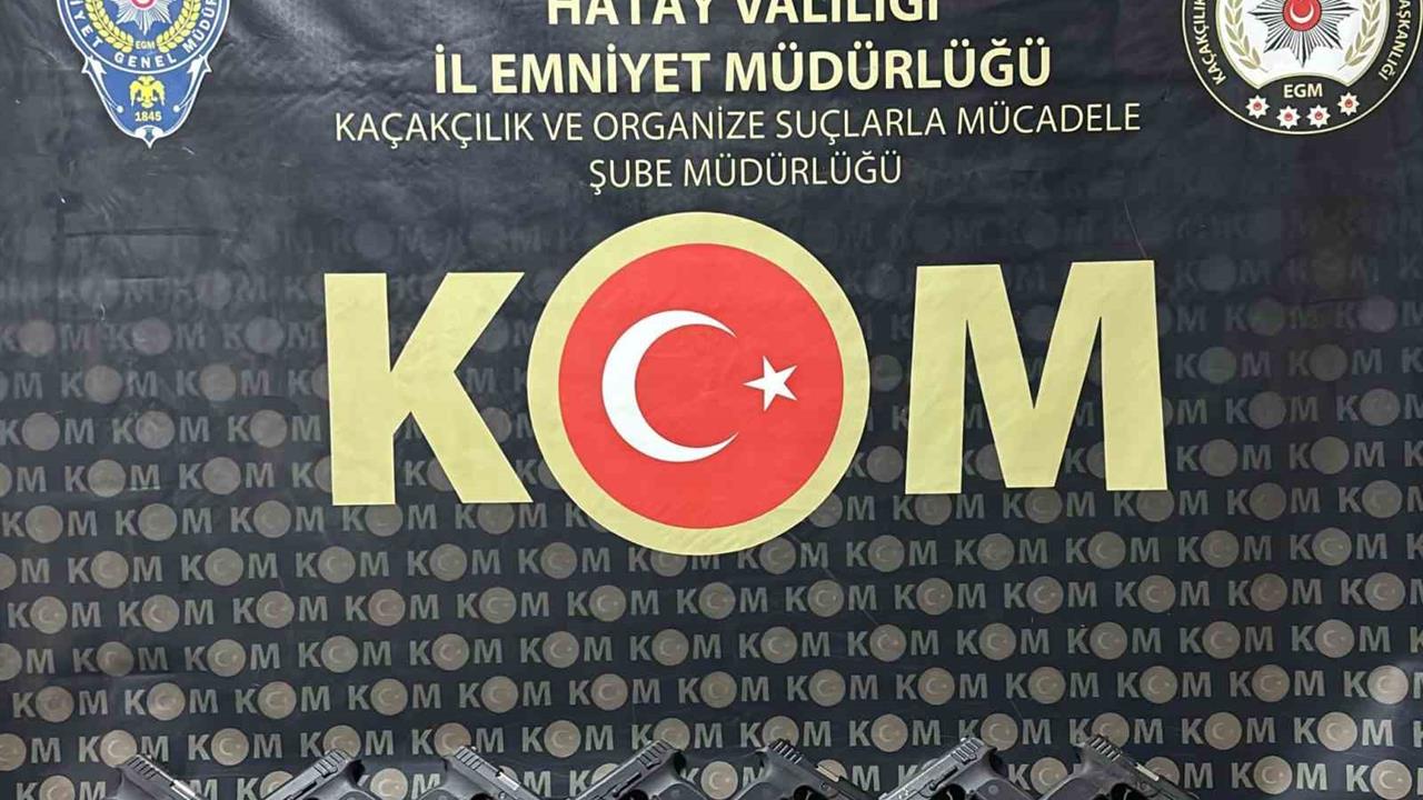 Hatay Defne'de Durdurulan Araçta 10 Ruhsatsız Tabanca Bulundu