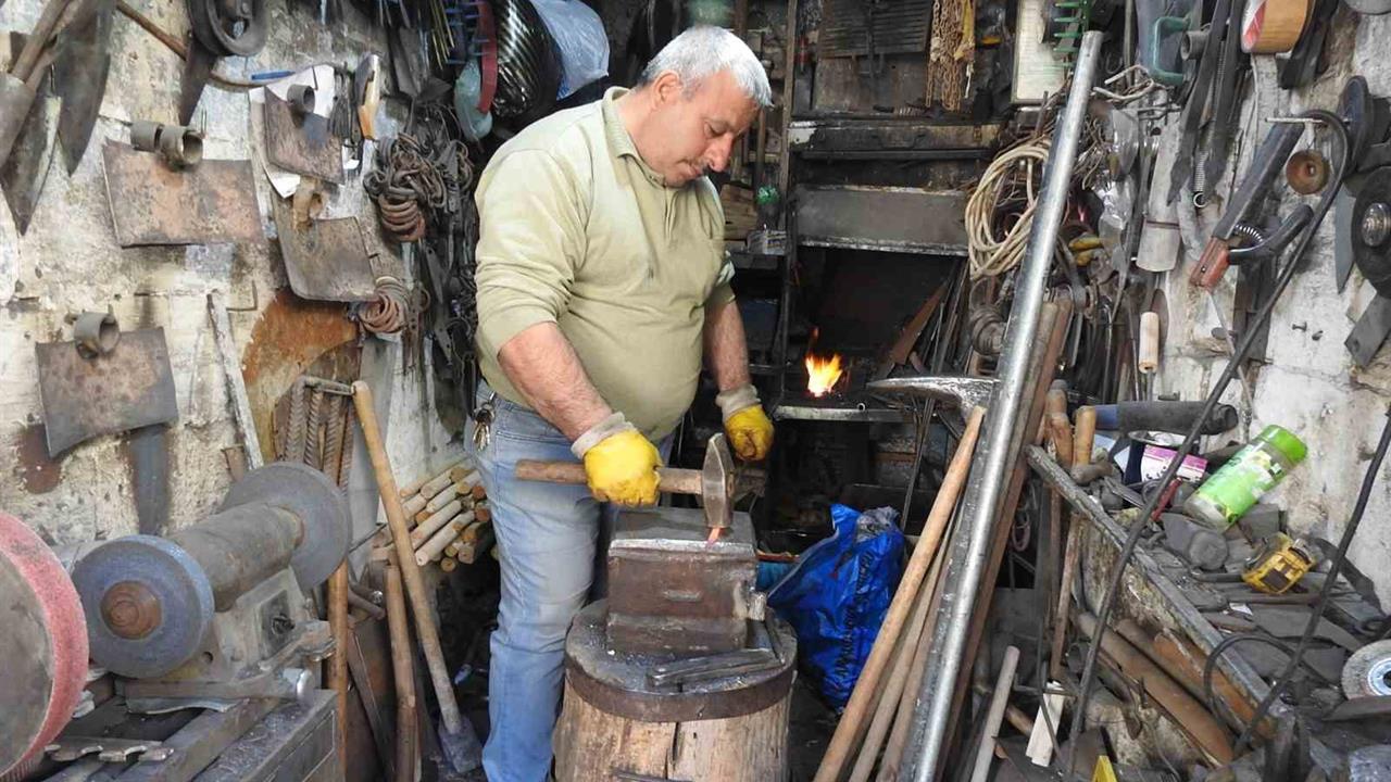 Kilis'te 28 Yıldır Demircilik Yapan Usta, Mesleğini Yaşatmaya Çalışıyor