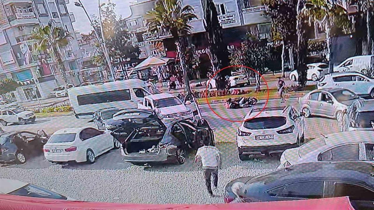 Antalya Manavgat'ta Motosiklet Devrildi, İki Kişi Yaralandı
