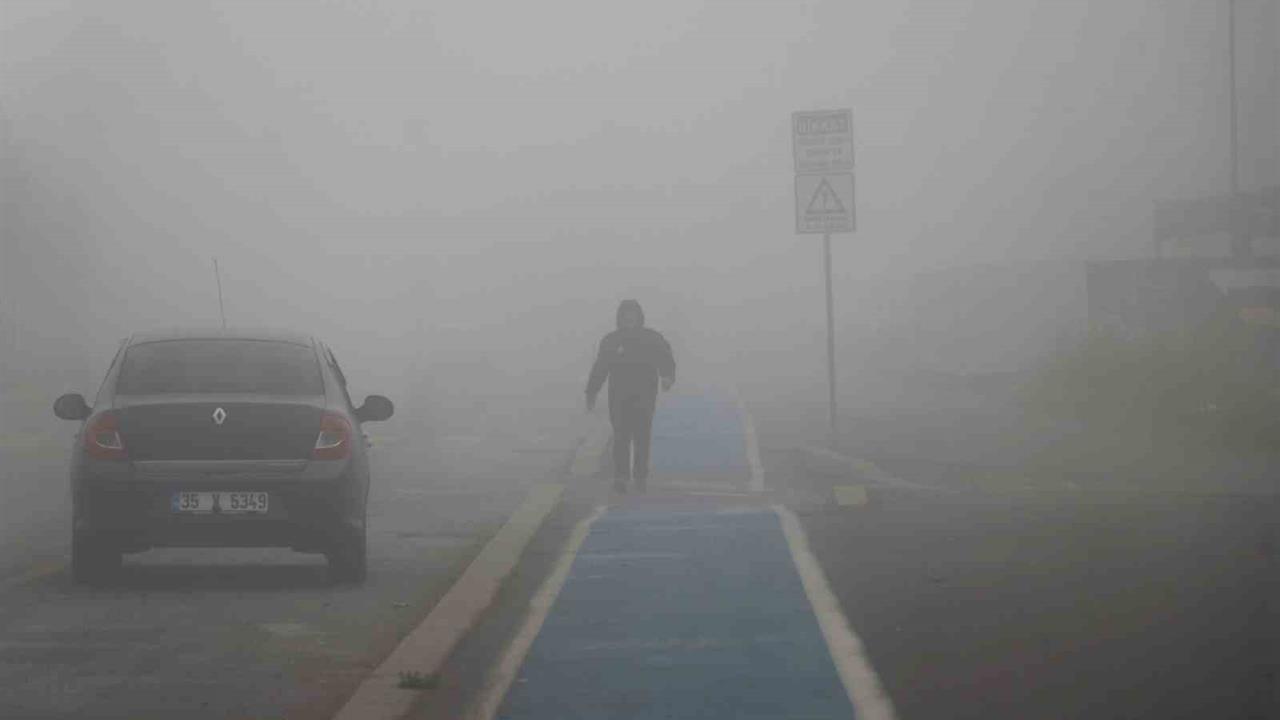 Sakarya Adapazarı'nda Sabah Saatlerinde Yoğun Sis Görüş Mesafesini Düşürdü