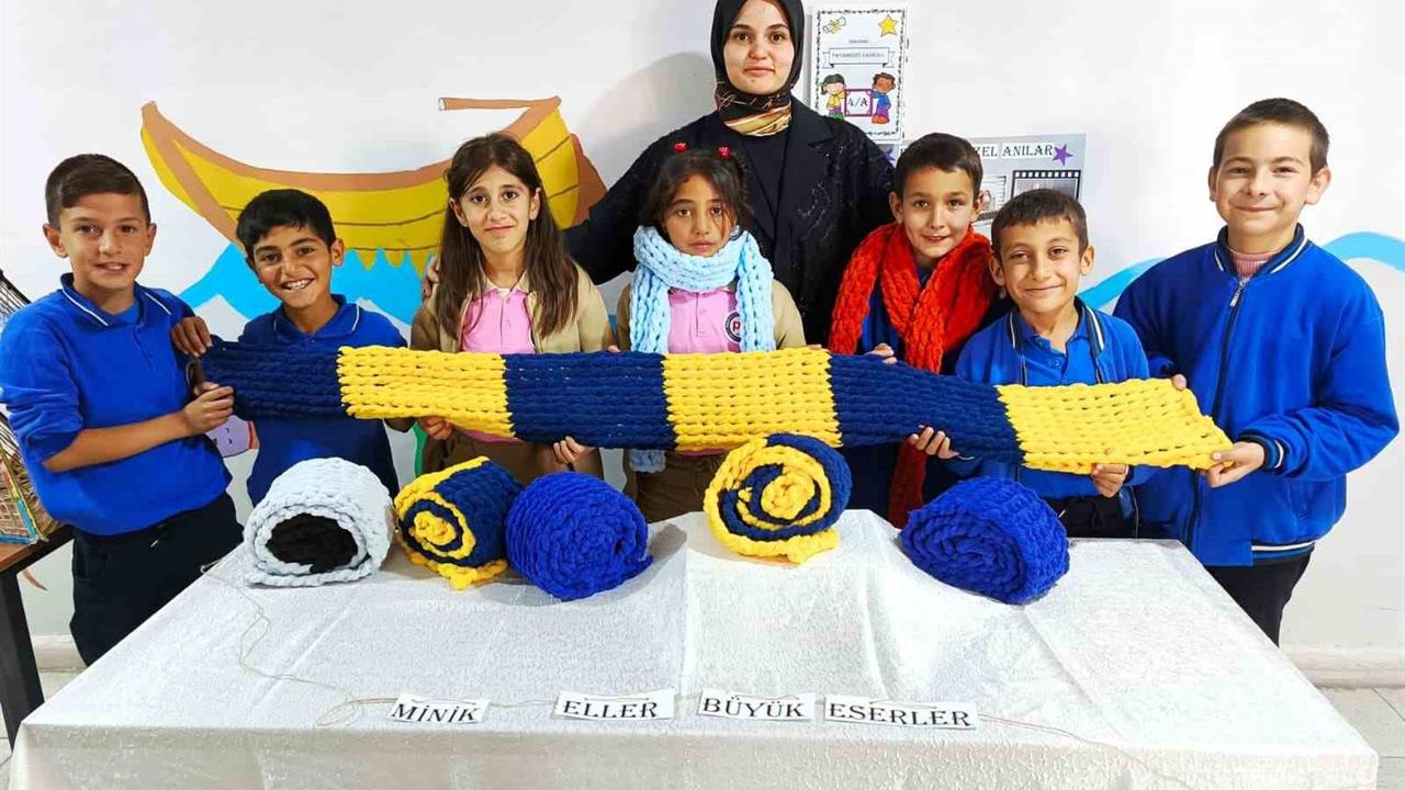 Tunceli Çemişgezek'teki Öğrenciler, Kendi Atkılarını Örerek Kışa Hazırlanıyor