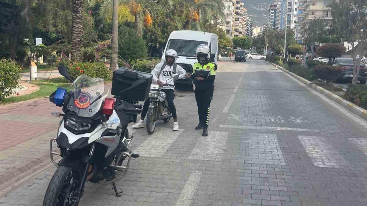 Antalya'da Jandarma Tarafından Gerçekleştirilen Motosiklet Denetiminde 18 Bin 525 Araç Kontrol Edildi