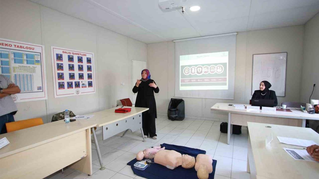 Kocaeli Büyükşehir Belediyesi, Yol ve Bakım Dairesi Personeline İlk Yardım Eğitimi Verdi