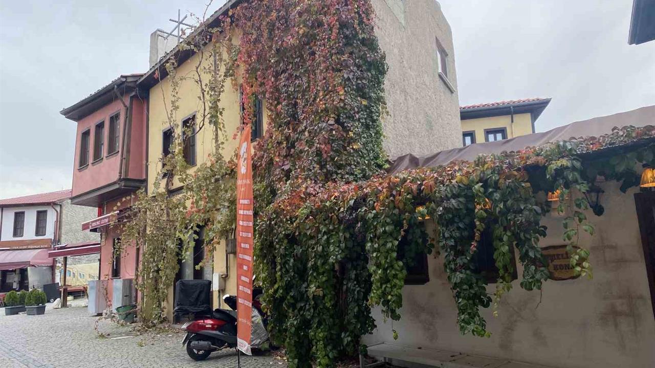 Eskişehir Odunpazarı'ndaki Tarihi Yapı, Sonbahar Renkleriyle Dikkat Çekiyor