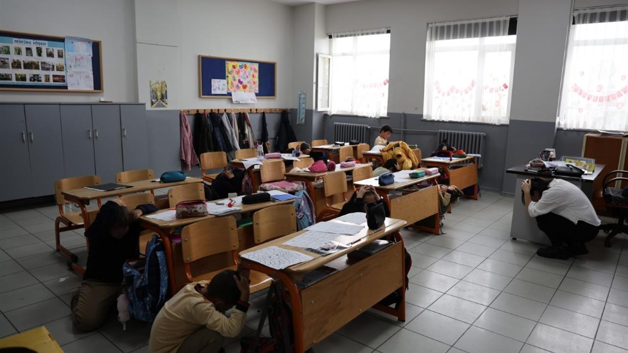 Kartepe'deki İlkokullarda Öğrencilere Afet Bilinci Eğitimi Verildi