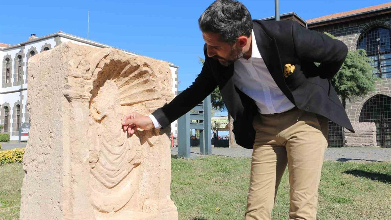 Diyarbakır İçkale Müzesi'nde Sergilenen 1800 Yıllık Kibele Heykeli Definecilerden Korunuyor