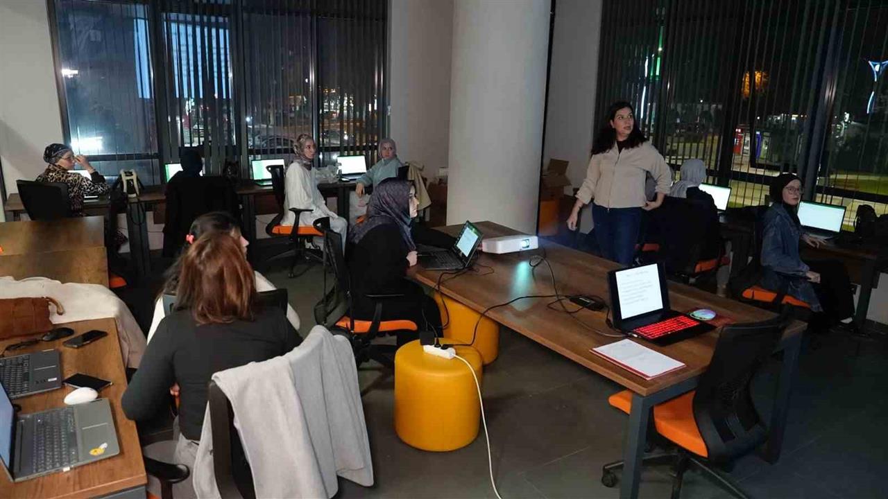 Başiskele'deki Türkiye Yüzyılı Gençlik Merkezi, Eğitim ve Kültür Merkezi Olarak Hizmet Veriyor