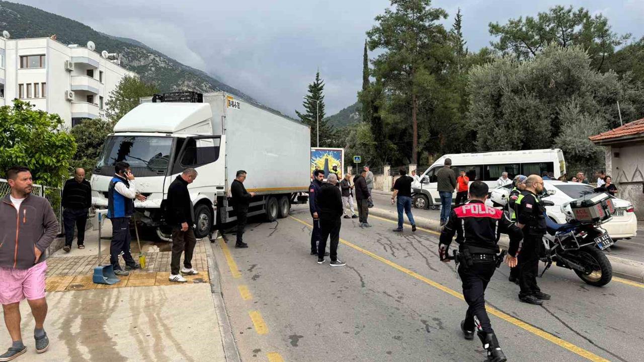 Muğla Fethiye'de Freni Patlayan Kamyon, Öğrenci Servisine Çarptı