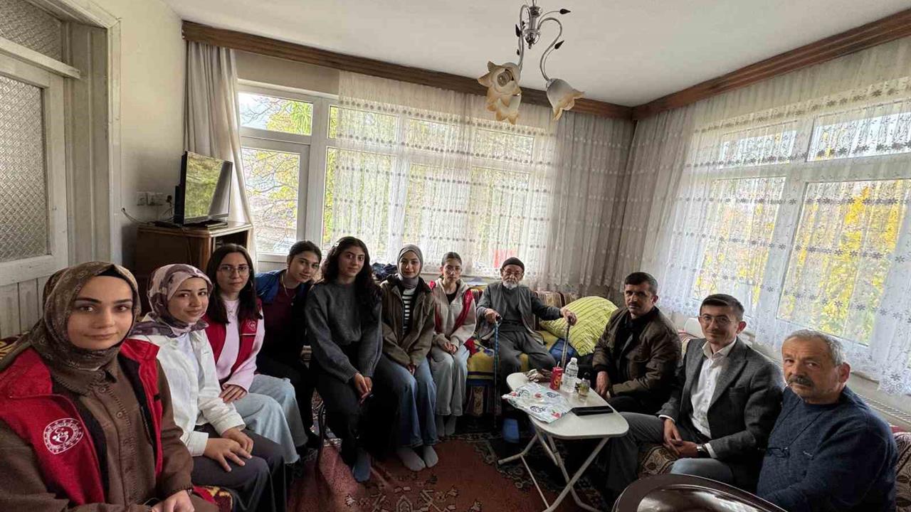 Bolu Mudurnu'da Öğrenciler 100 Yaşındaki Abdullah Çetin'i Ziyaret Etti