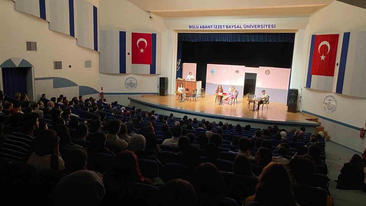 Bolu Abant İzzet Baysal Üniversitesi'nde düzenlenen Tiyatro Günleri'nde salon doldu taştı.