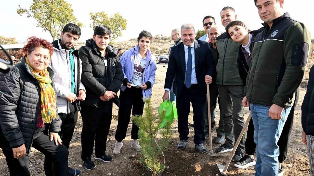 Eskişehir Anadolu Üniversitesi'nde Fidan Dikme Etkinliği Düzenlendi