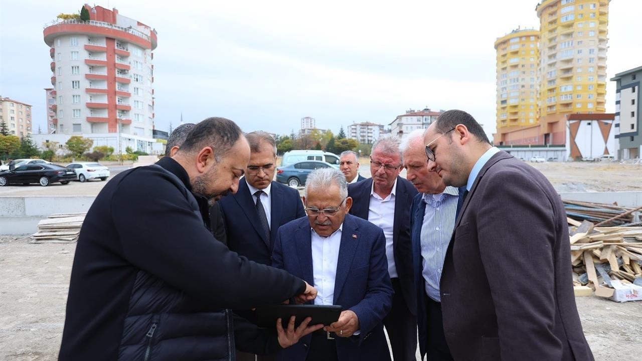 Kayseri Büyükşehir Belediye Başkanı Büyükkılıç, Gökkent Mahallesi'nde okul inşaatını inceledi.