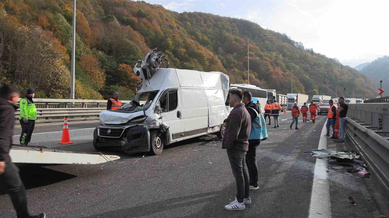 Bolu TEM Otoyolu'nda Zincirleme Trafik Kazasında 1 Kişi Yaralandı
