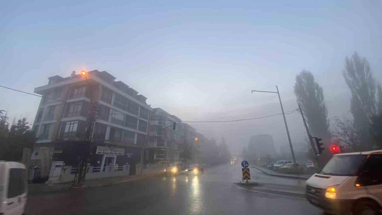 Eskişehir'de Sabah Saatlerinde Sis Etkili Oldu, Görüş Mesafesi Azaldı