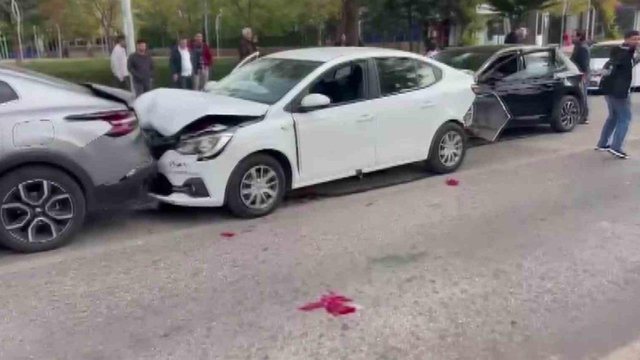 Diyarbakır Kayapınar'da Meydana Gelen Zincirleme Trafik Kazasında 4 Yaralı