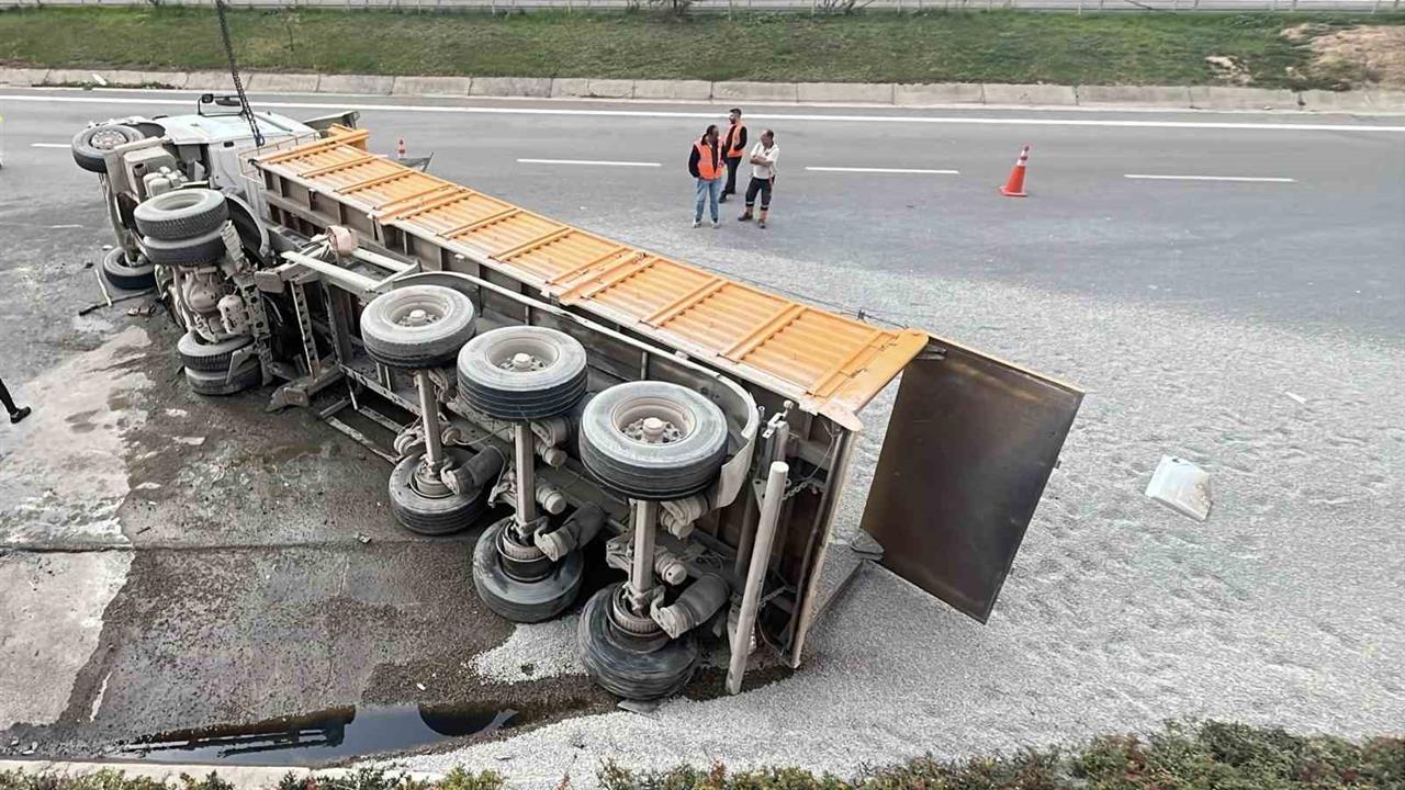 Kocaeli TEM Otoyolu'nda Devrilen Mıcır Yüklü Kamyonda 1 Kişi Yaralandı