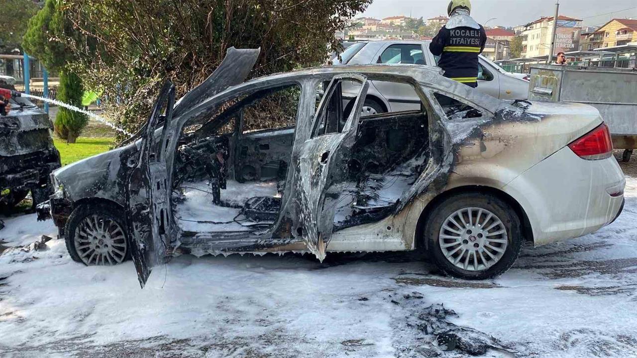 Kocaeli İzmit'te Yakıt Aldıktan Sonra Alev Alan Otomobilde 2 Araç Kullanılamaz Hale Geldi