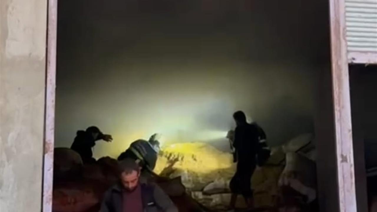 Batman Merkez'de Saman ve Arpa Deposunda Yangın Çıktı