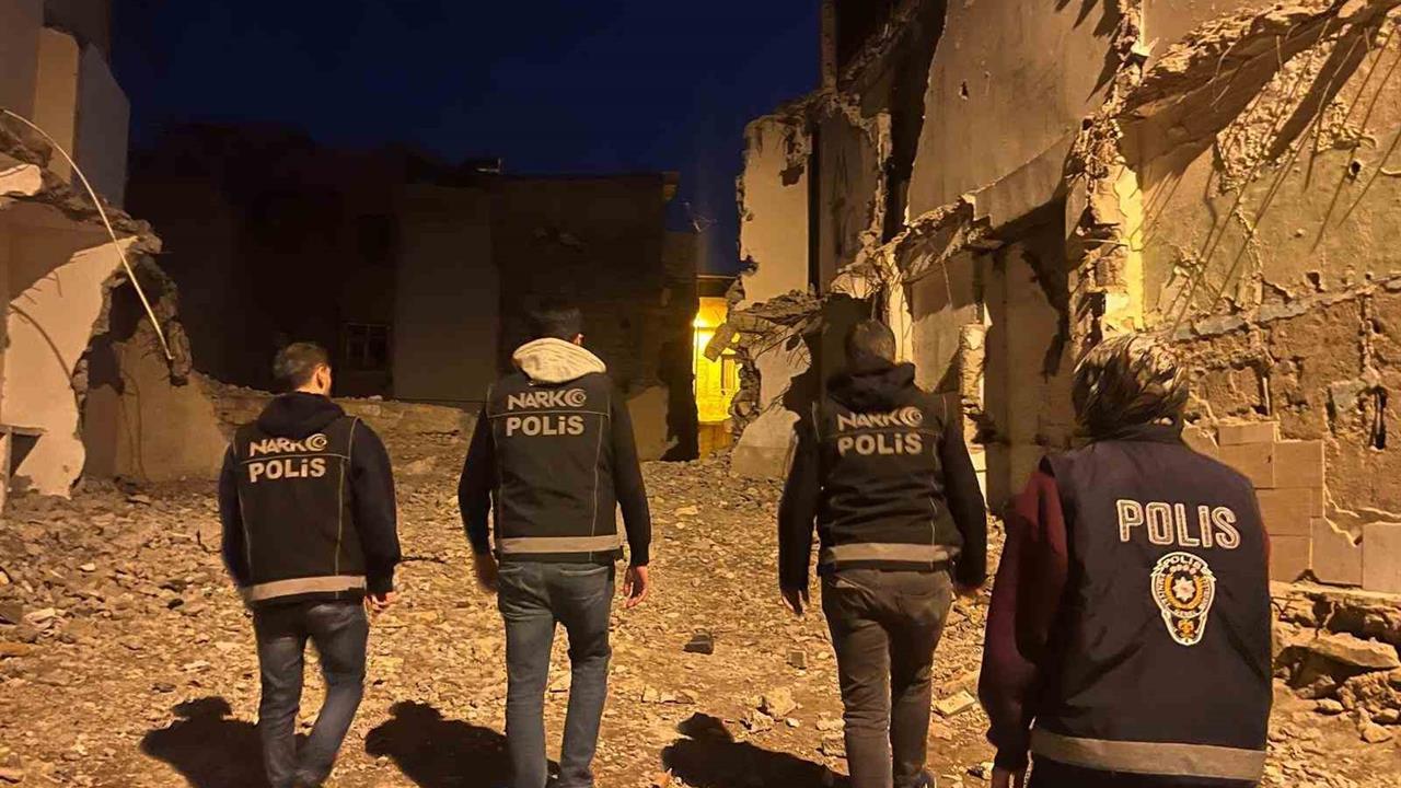 Siirt Merkez'de 5 Noktada Gerçekleştirilen Narko-Alan Uygulamasında Uyuşturucu Ele Geçirildi