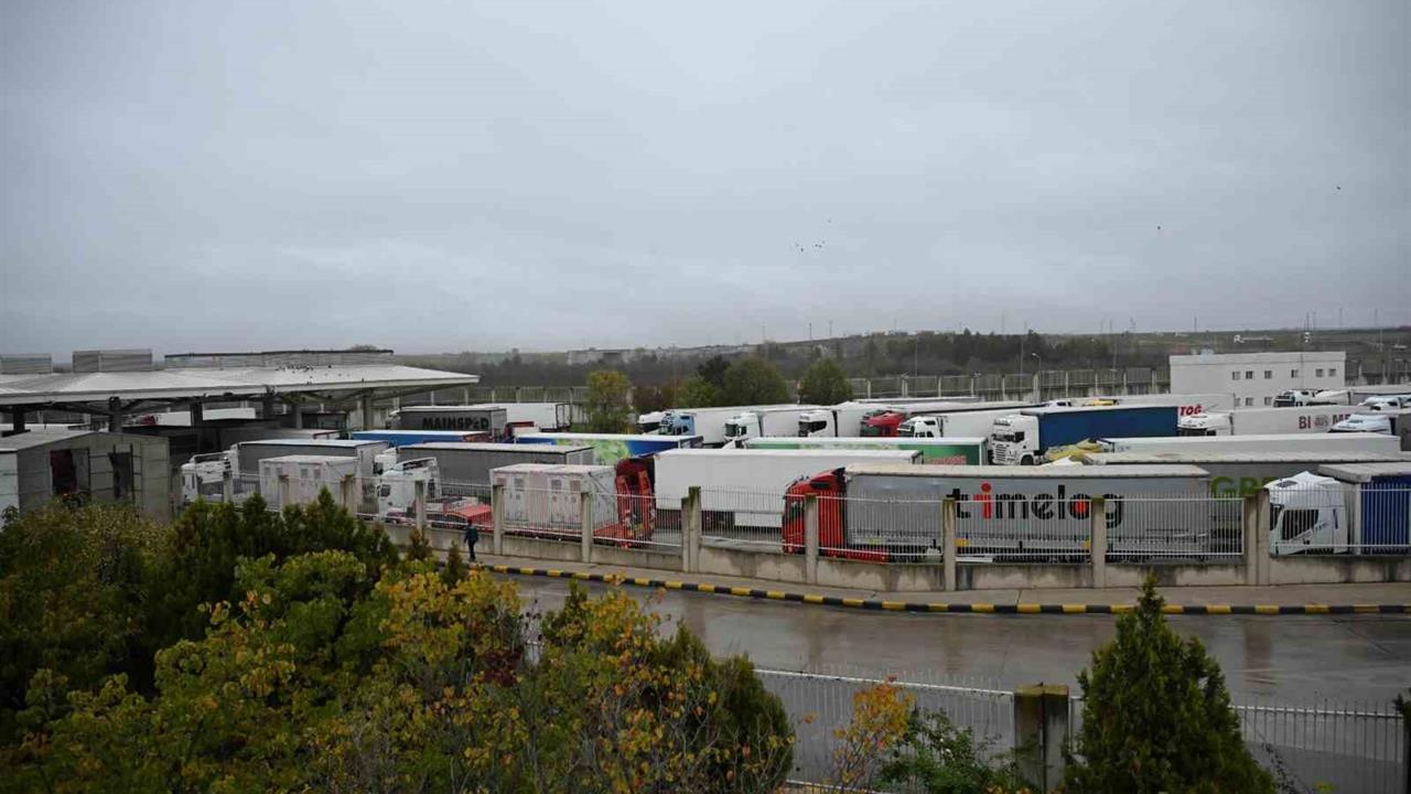 Edirne Kapıkule Sınır Kapısı'nda 1 Saatte 96 Tır Geçti