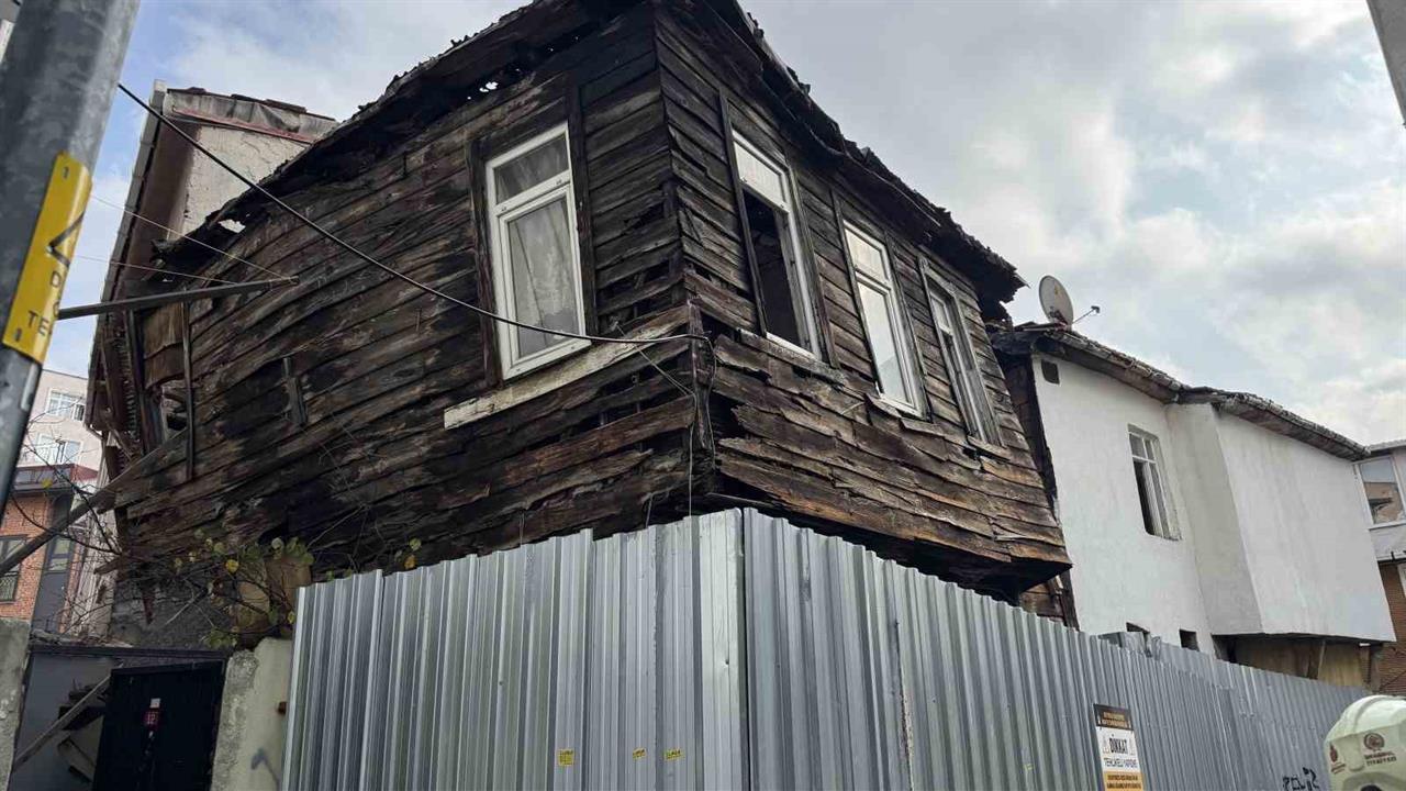 Beyoğlu'nda Ahşap Binada Kısmi Çökme Sonrası İki Bina Tahliye Edildi