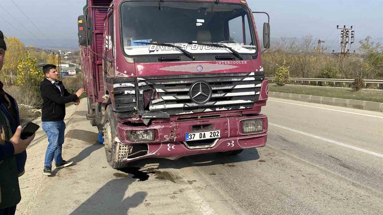 Kastamonu İnebolu'da Arıza Yapan Otomobile Kamyon Çarpması Sonucu 1 Kişi Ağır Yaralandı