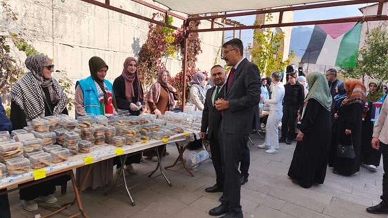 Hakkari'de Gazze'ye Destek İçin Düzenlenen Hayır Çarşısı İlgi Gördü