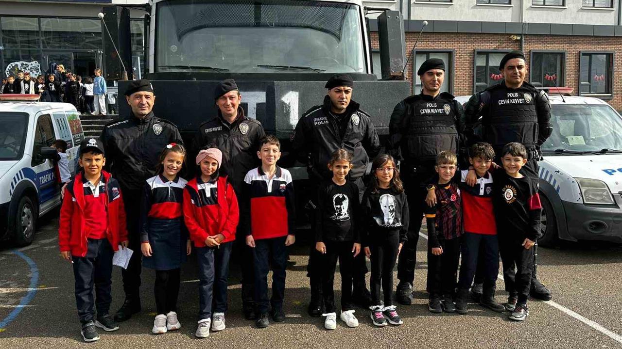 Afyonkarahisar'da Minik Kızın Başkanlık Vaadi İle İlgili Etkinlik Düzenlendi