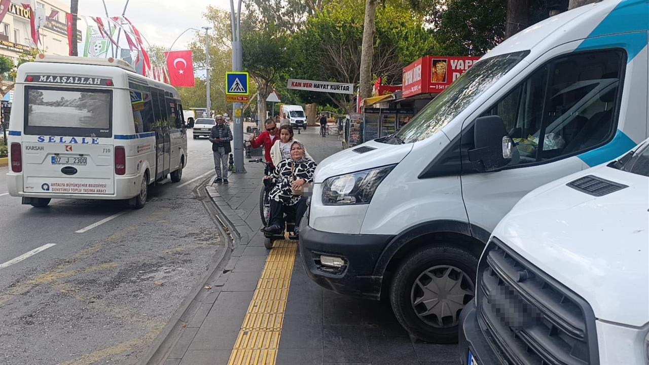 Antalya Manavgat'ta PTT Araçları Engellilerin Geçişini Engelledi