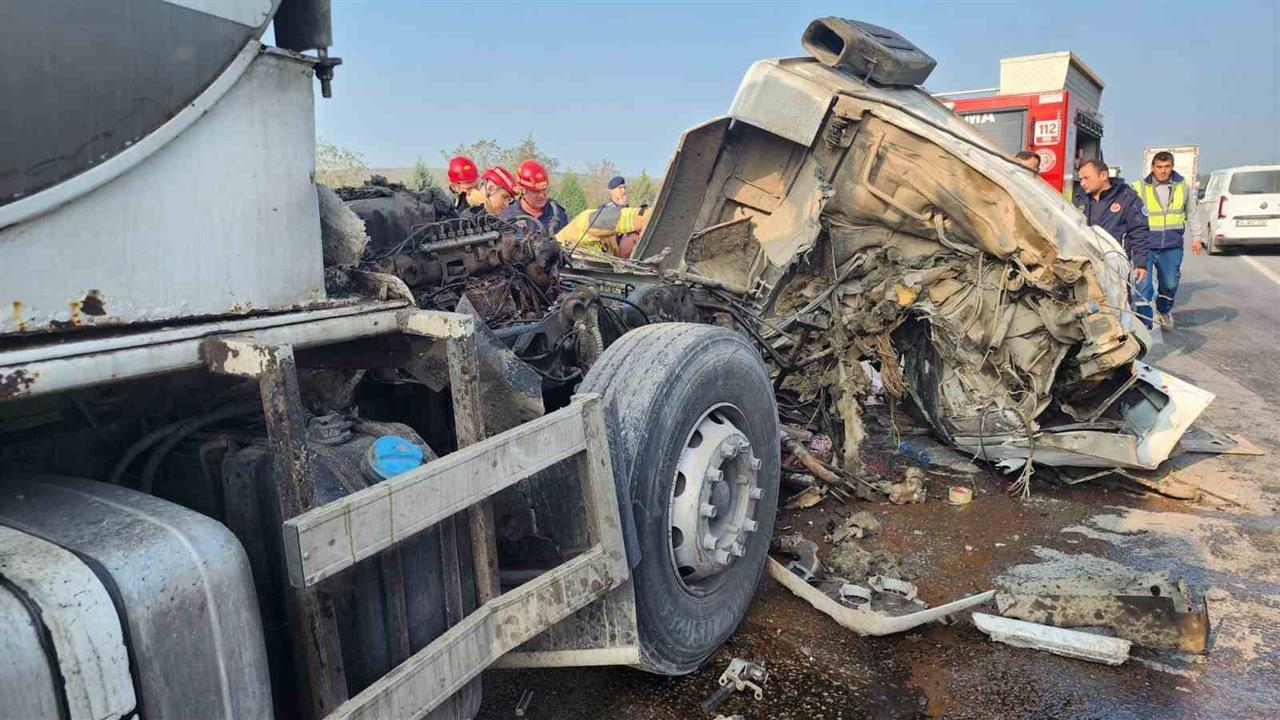 Bursa Mustafakemalpaşa'da Süt Tankerinin Tıra Çarpması Sonucu 1 Yaralı