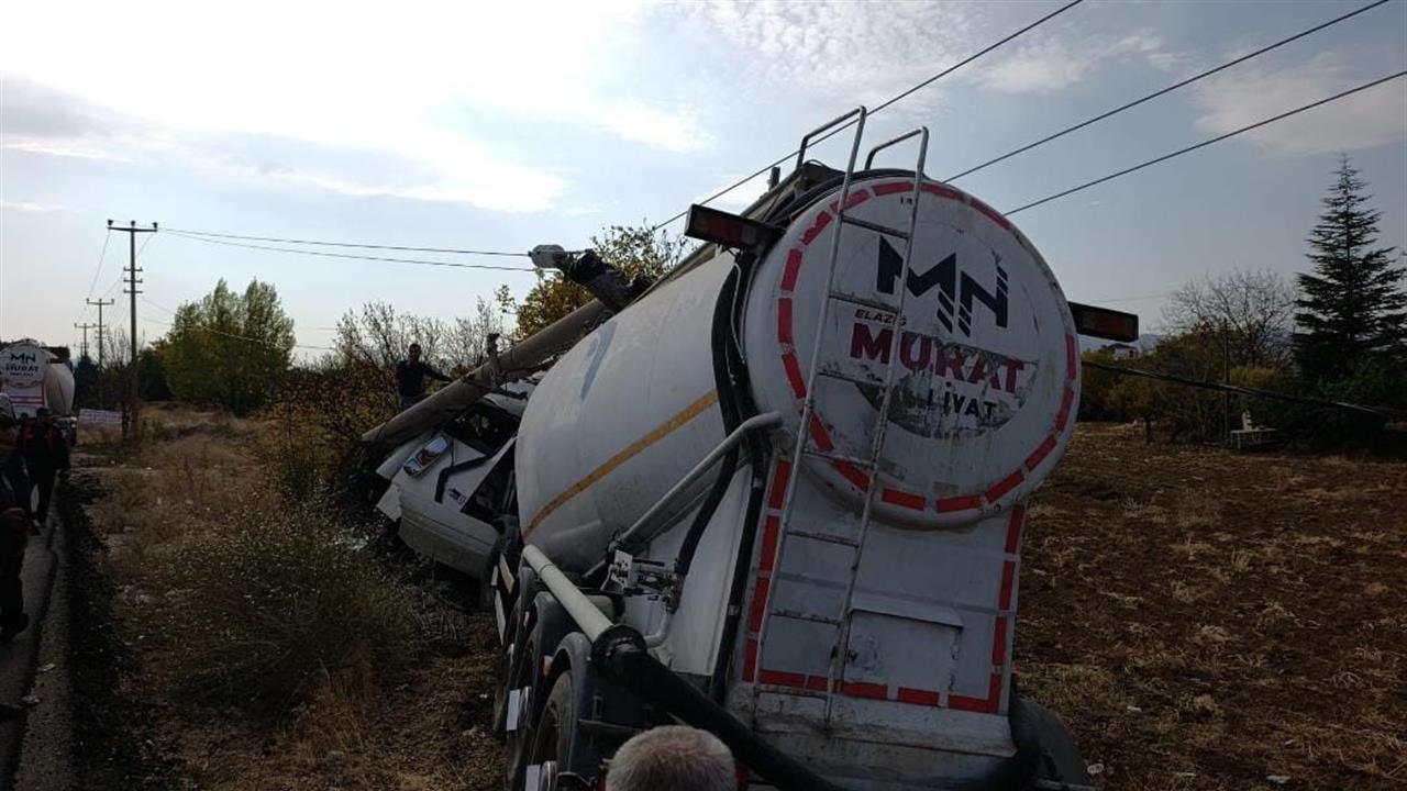 Elazığ'da Tırın Elektrik Direğine Çarpması Sonucu 1 Kişi Yaralandı
