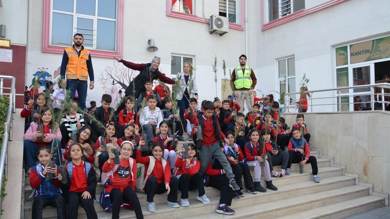 Siirt'te Öğrencilere Fidan Dağıtımı Gerçekleştirildi