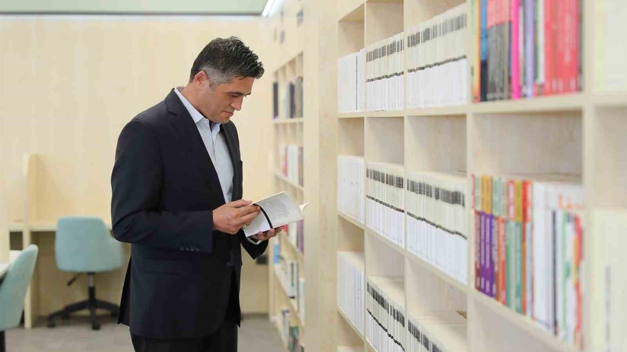 İzmir Aliağa'da Kent Kitaplığı Yeni Eserlerle Zenginleşiyor