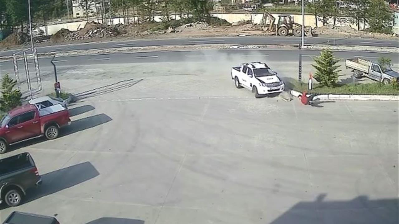 Artvin Hopa'da Akaryakıt İstasyonu Çalışanına Kamyonet Çarptı