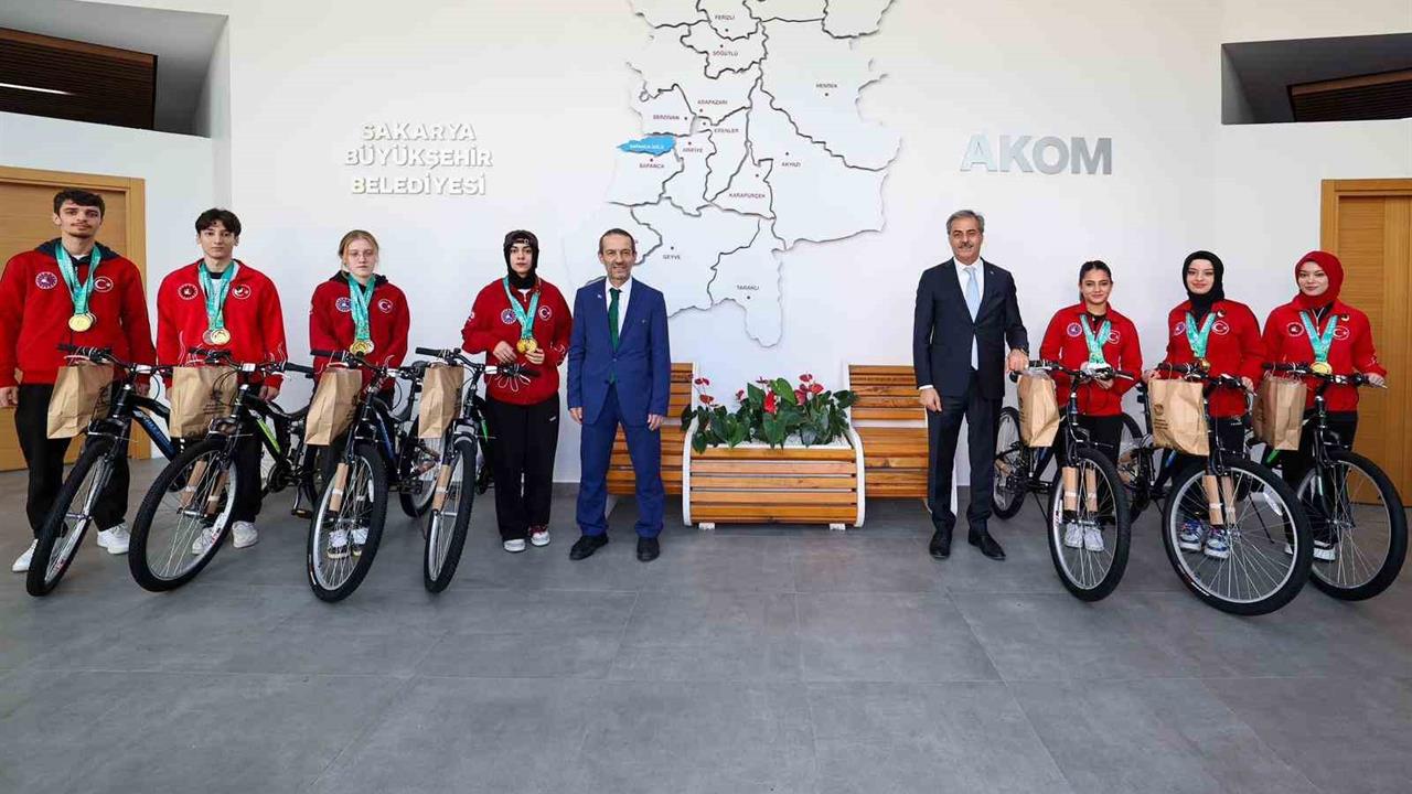 Sakarya'da Başkan Alemdar, Dünya Şampiyonu Sporcuları Ağırladı