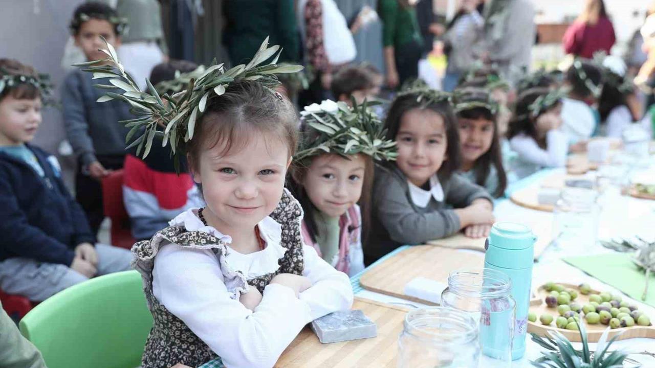 İzmir Aliağa'da Düzenlenen Zeytin Şenliğinde Minik Eller Yetiştiricilik Yaptı