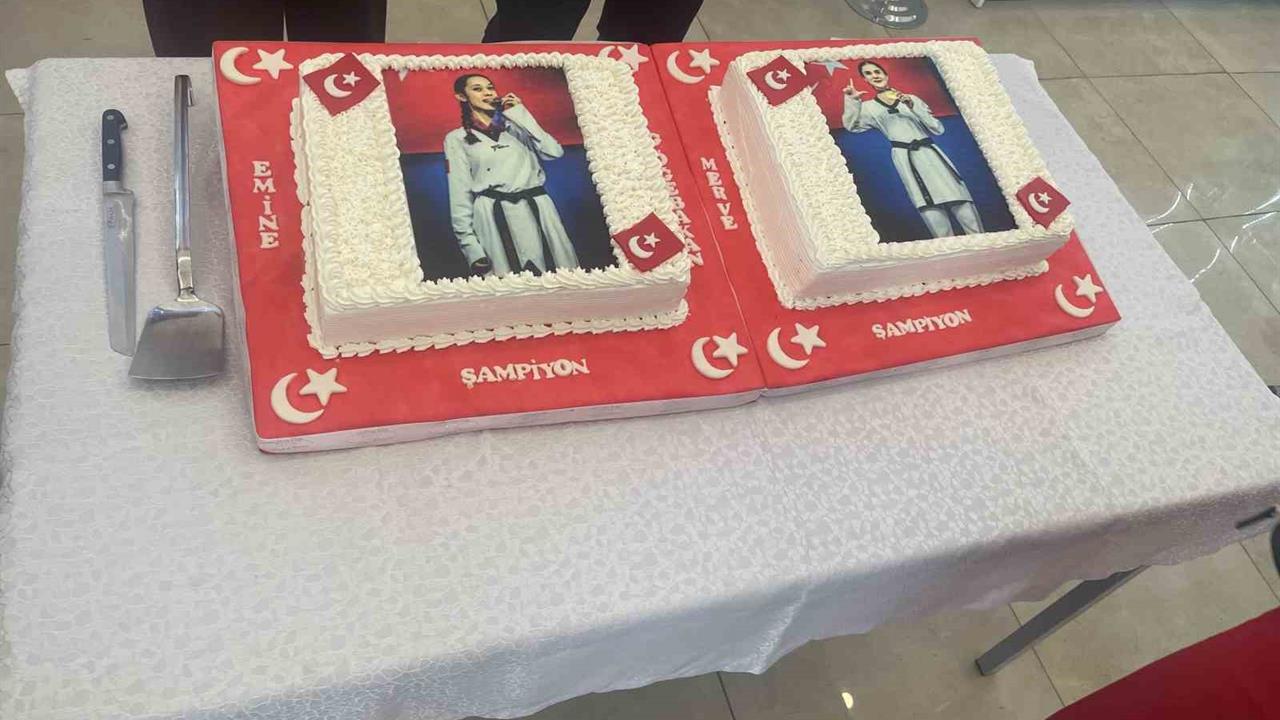 Ankara'da ASKİ Spor Kulübü, Dünya Şampiyonu Sporcuları İçin Pasta Kesti