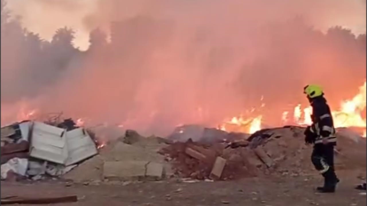 Moloz Yığını Alev Aldı: Mezitli Kuyuluk-kaleköy Arasında Panik!
