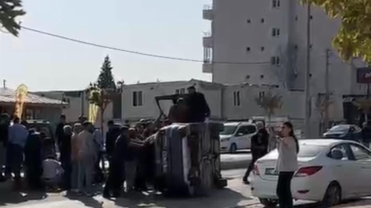 Adıyaman Merkez'de Otomobille Çarpışan Araç Devrildi, 1 Yaralı