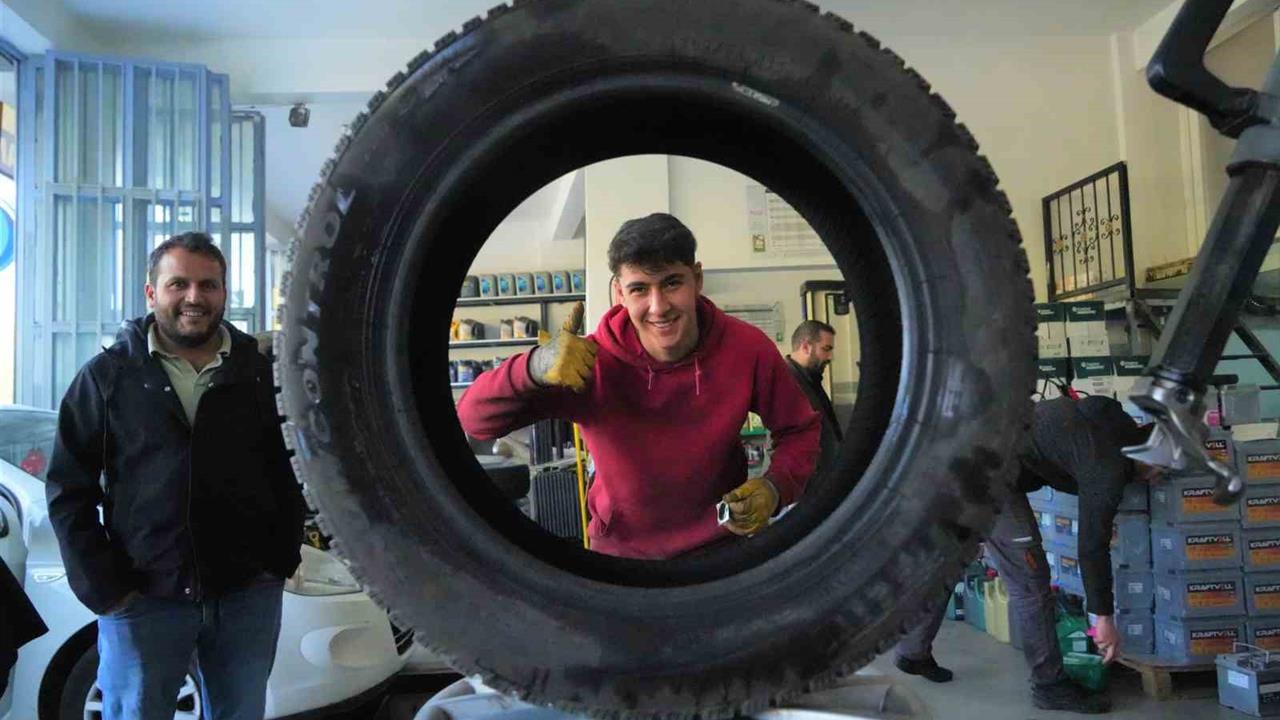 Muş'ta Kış Lastiği Uygulaması Öncesi Lastikçilerde Yoğunluk Yaşanıyor