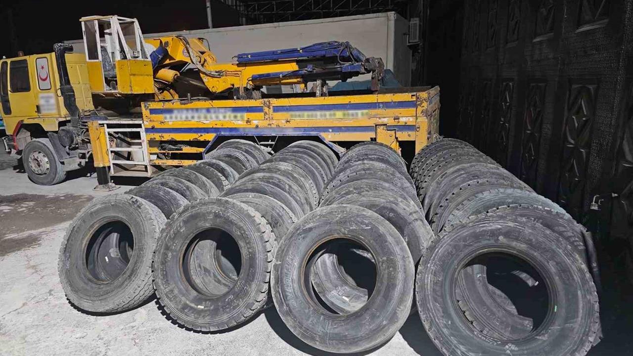 Şanlıurfa'da Jandarma, Bir Araçta 44 Adet Sahte Lastik Buldu